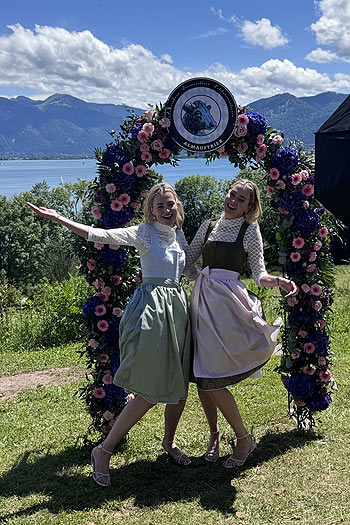 Julia und Nina Meise ("Meise Twins") beim Almauftrieb 2024 Summer Edition auf "Gut Kaltenbrunn" am Tegernsee (©Foto: Martin Schmitz) 